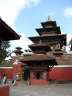 Дурбар сквер  Катманду. Храм Таледжу, под ним безымянный индуистский храмик