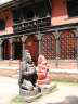 Непал, храм Нагарджун. Статуи перед храмом